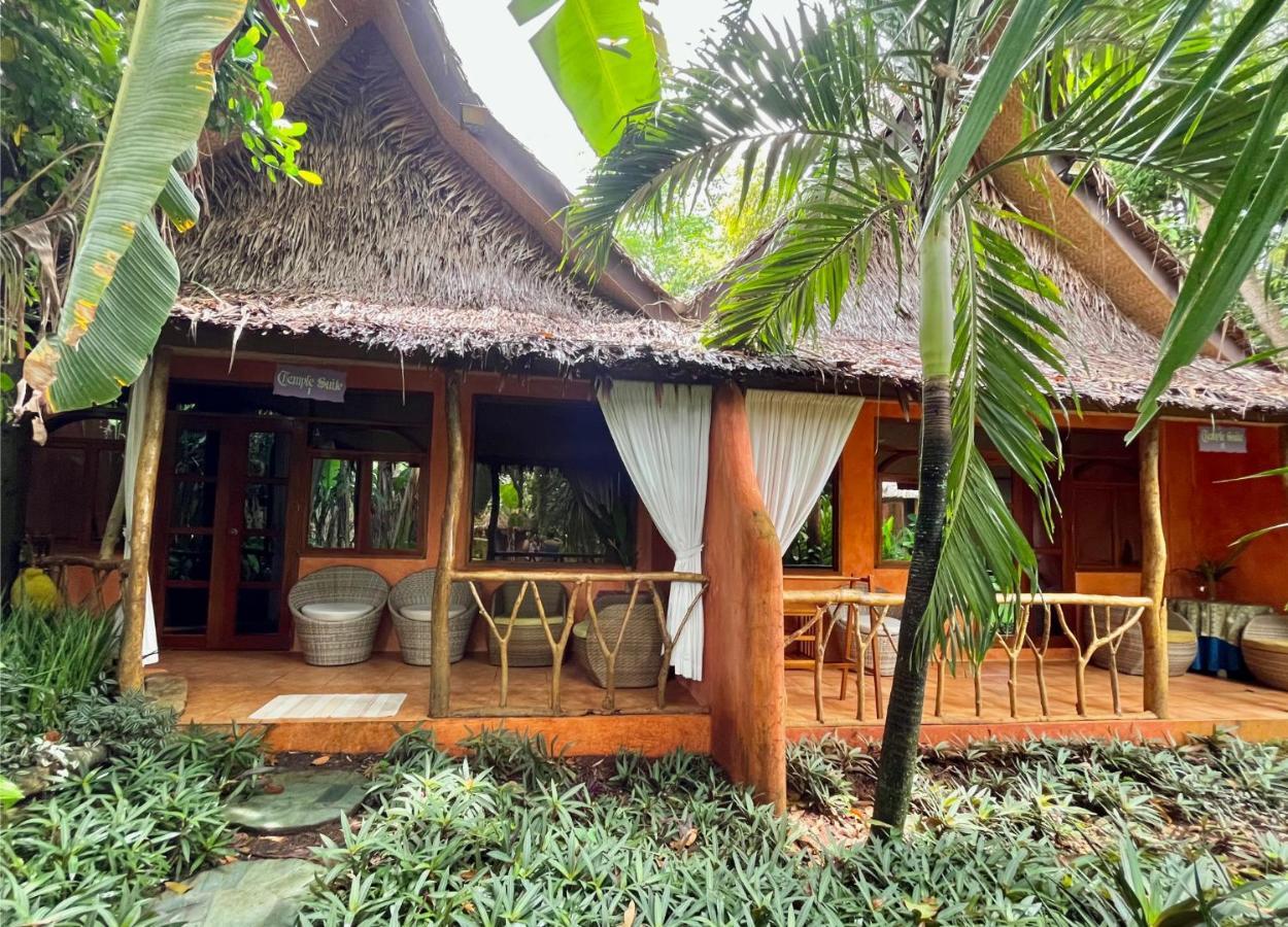 Coco Grove Beach Resort, Siquijor Island エクステリア 写真 A villa at the resort