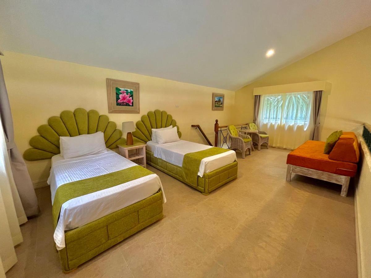 Coco Grove Beach Resort, Siquijor Island エクステリア 写真 A room at the hotel