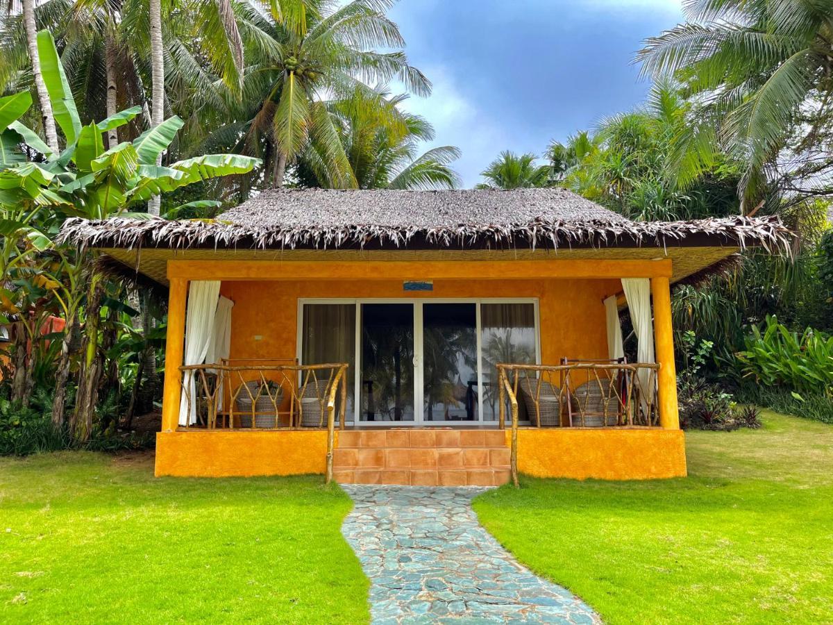 Coco Grove Beach Resort, Siquijor Island エクステリア 写真 A bungalow at the resort