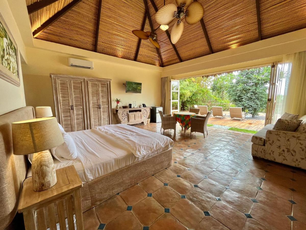 Coco Grove Beach Resort, Siquijor Island エクステリア 写真 A room at the hotel