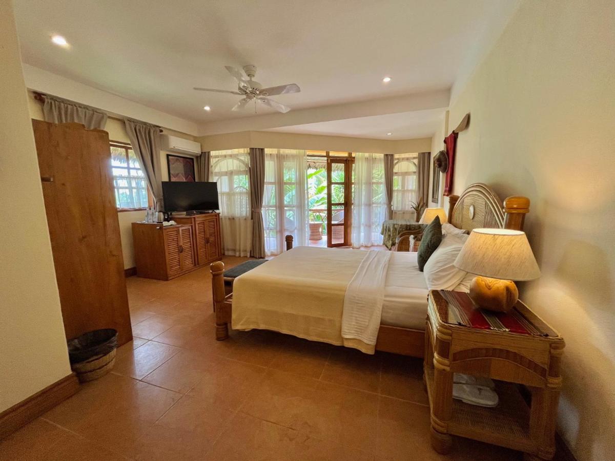 Coco Grove Beach Resort, Siquijor Island エクステリア 写真 A room at the resort