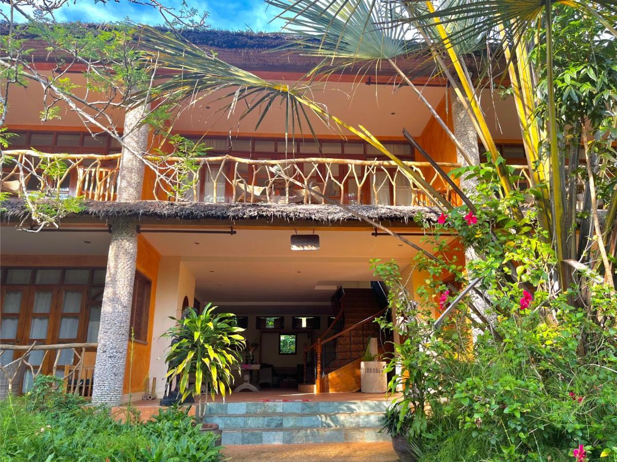 Coco Grove Beach Resort, Siquijor Island エクステリア 写真 The entrance to the hotel