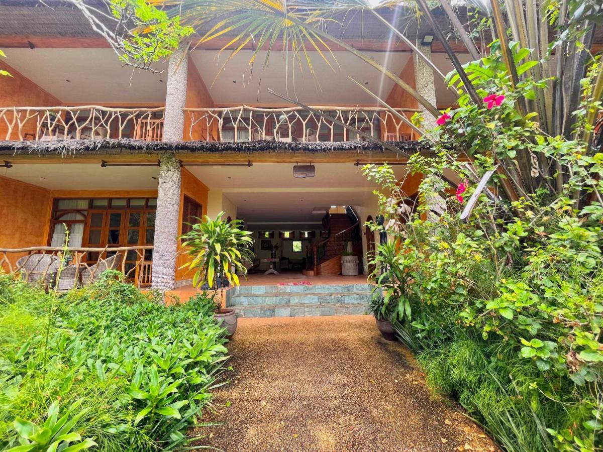 Coco Grove Beach Resort, Siquijor Island エクステリア 写真 The entrance to the hotel