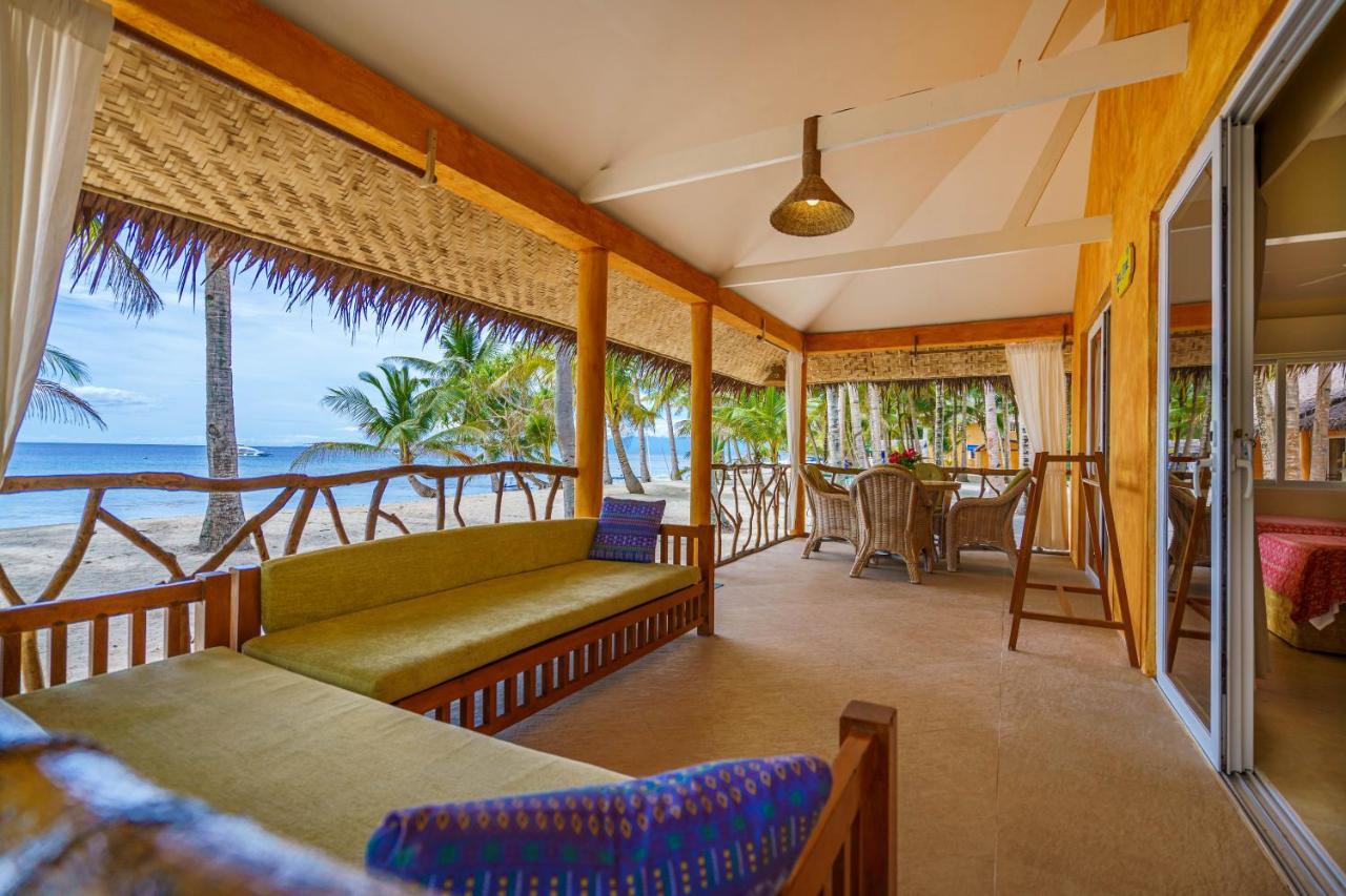 Coco Grove Beach Resort, Siquijor Island エクステリア 写真 A view of the beach from the hotel