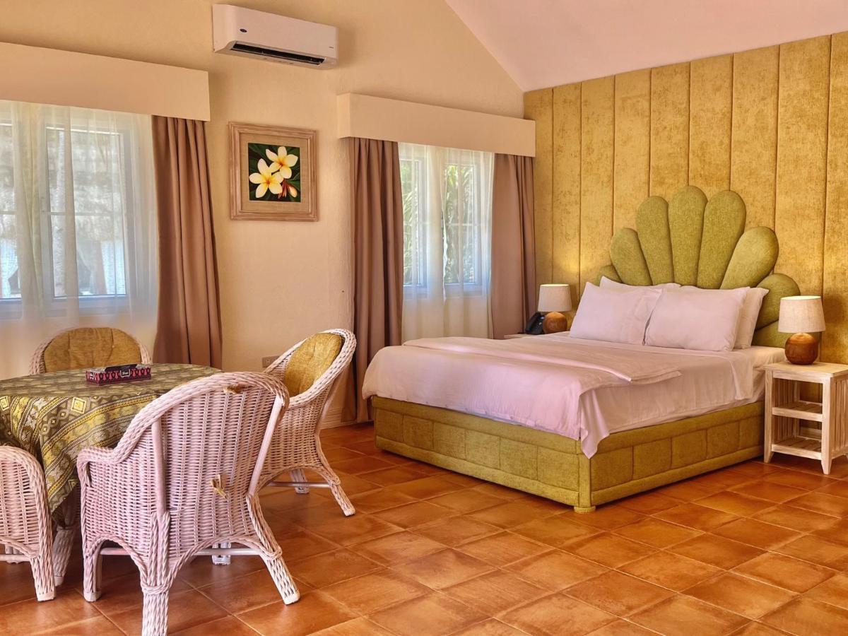Coco Grove Beach Resort, Siquijor Island エクステリア 写真 A room at the hotel
