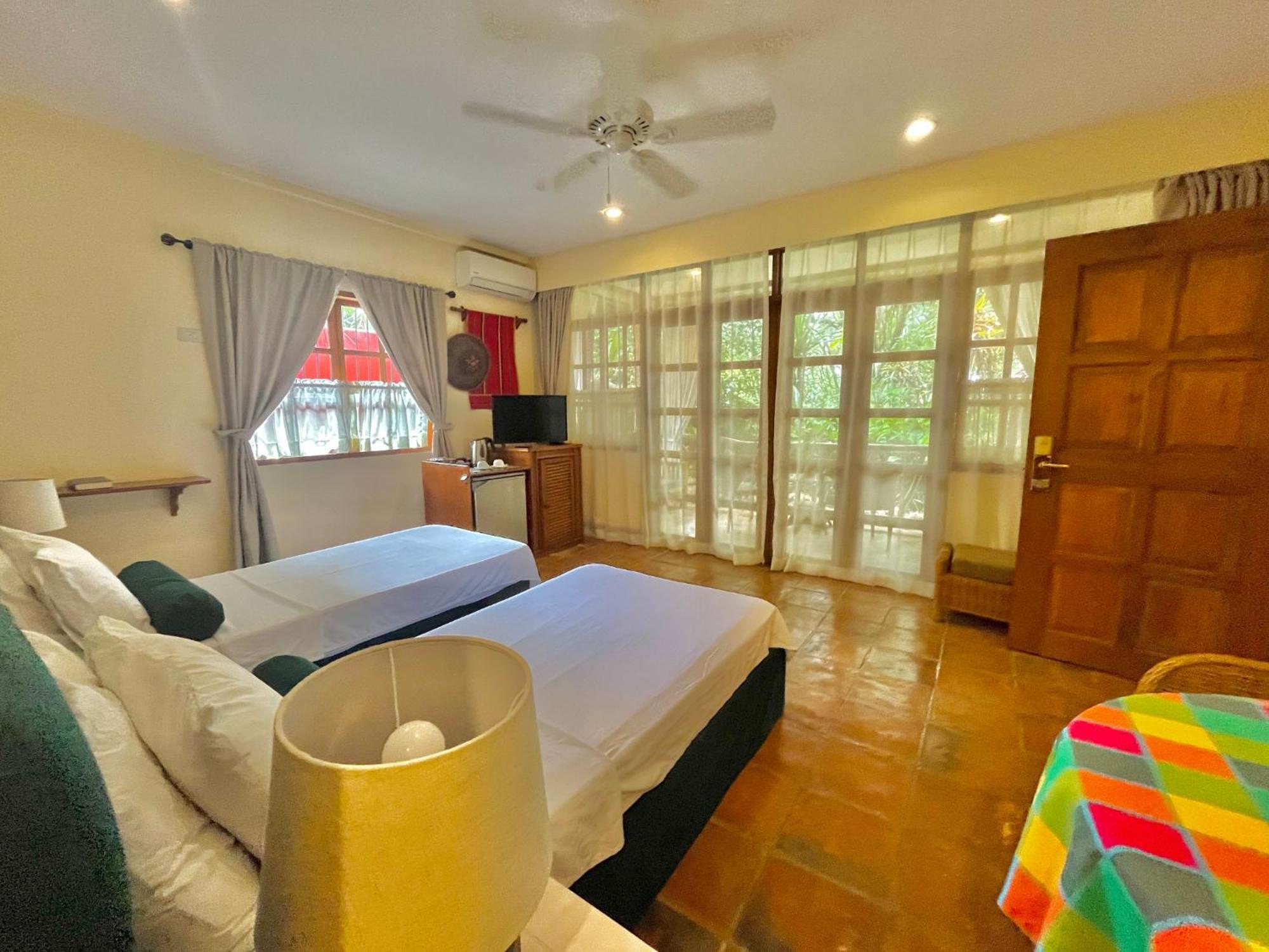 Coco Grove Beach Resort, Siquijor Island エクステリア 写真 A bedroom at the resort