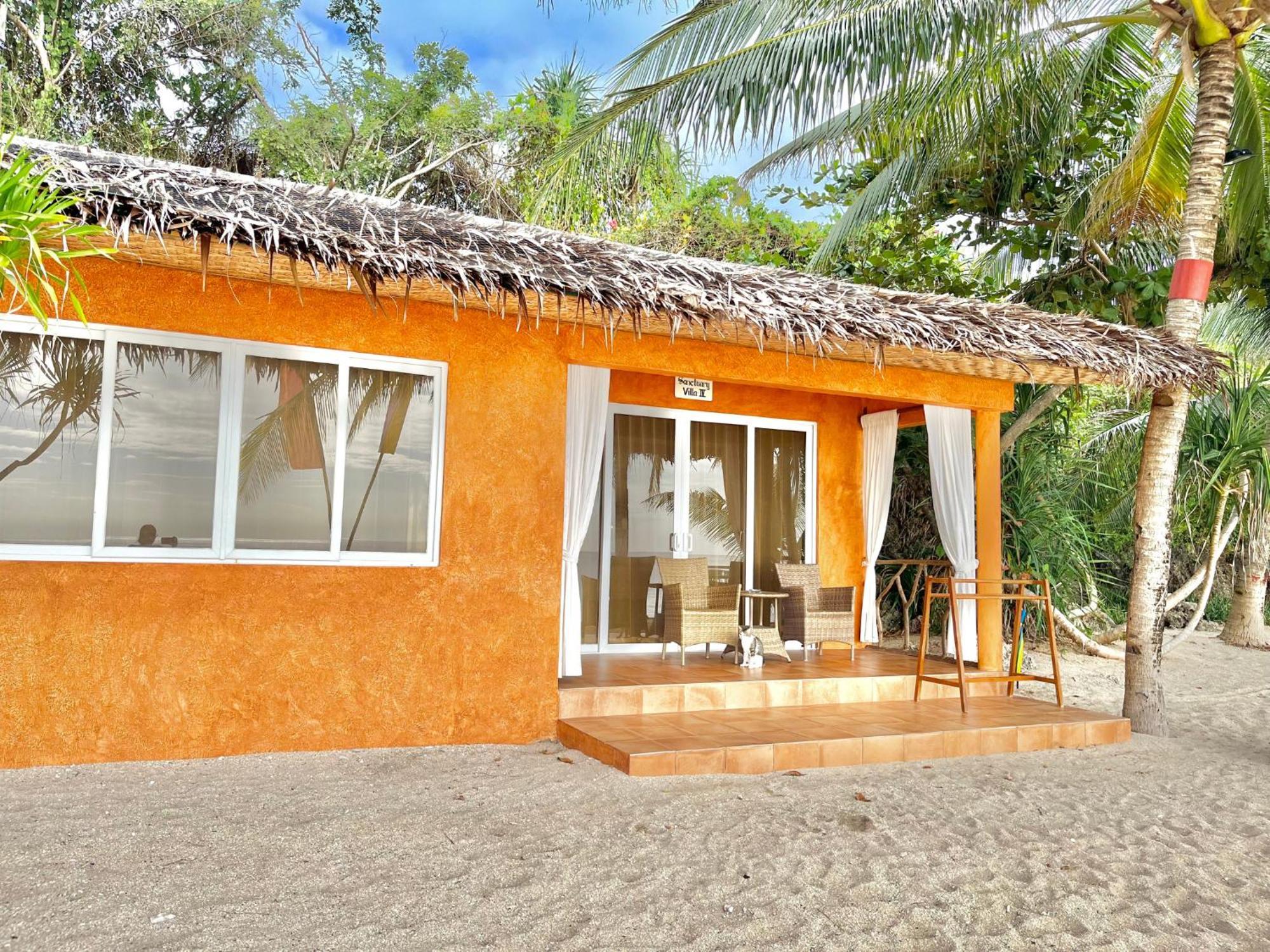 Coco Grove Beach Resort, Siquijor Island 部屋 写真 Beachfront cottage at the resort
