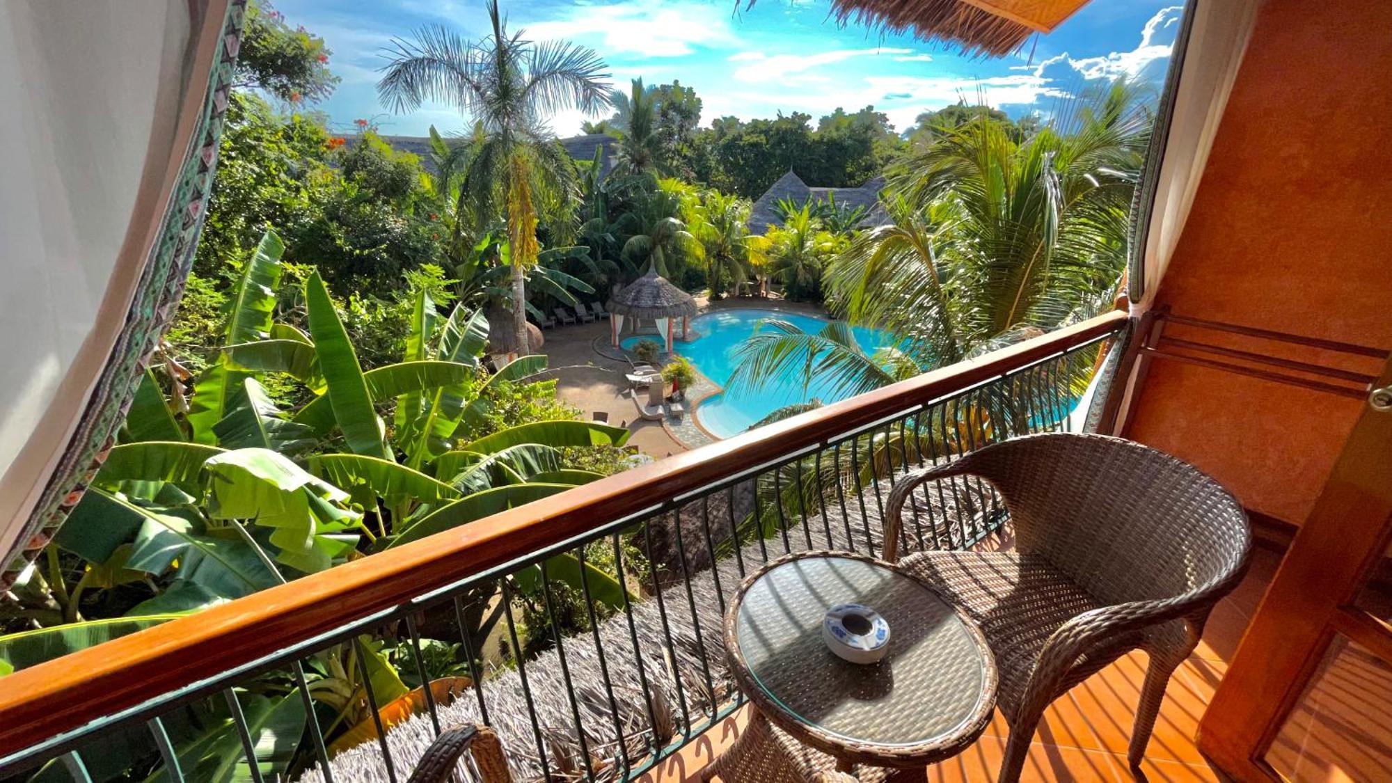 Coco Grove Beach Resort, Siquijor Island 部屋 写真 View from the balcony of a room at the resort