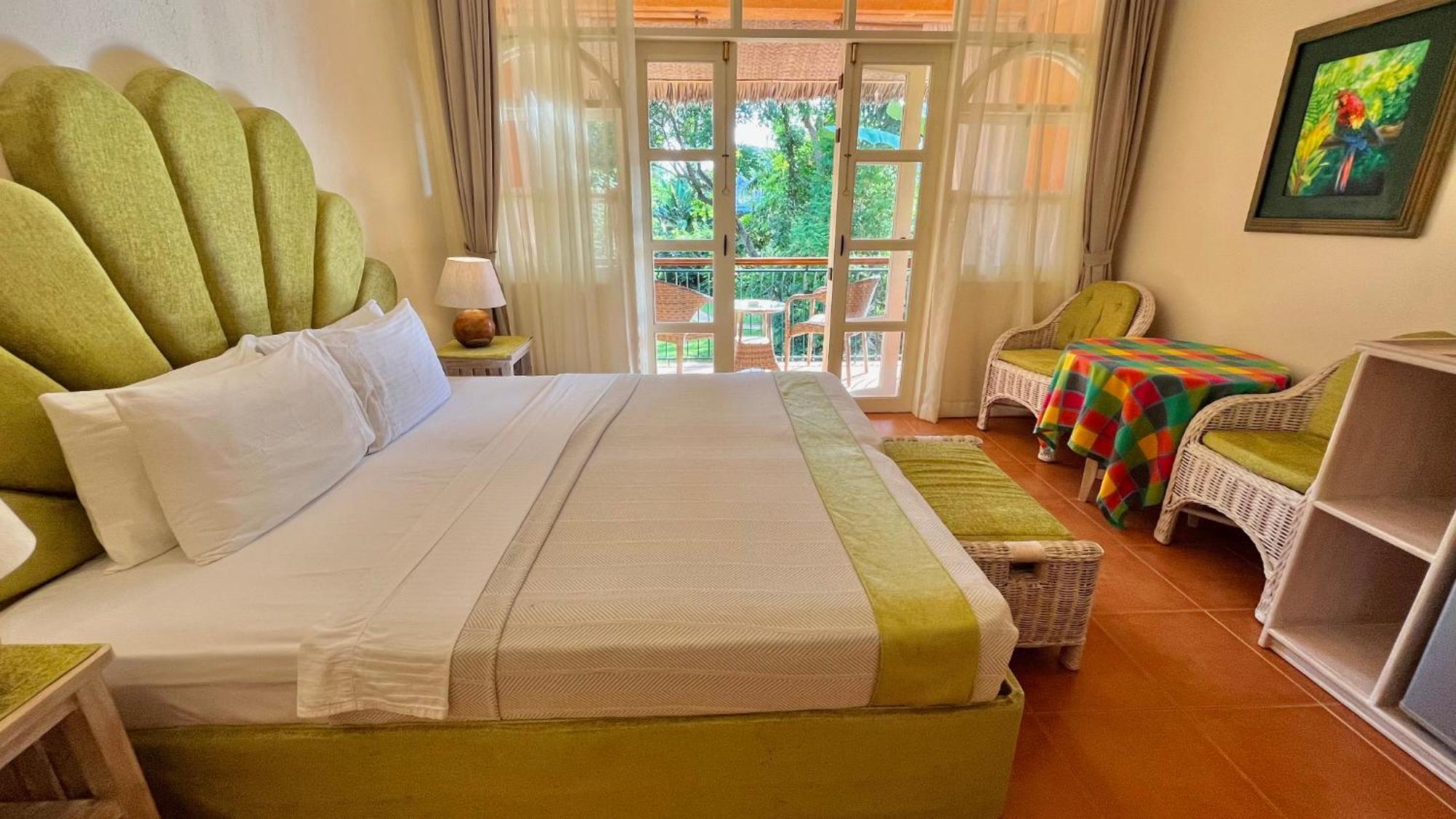 Coco Grove Beach Resort, Siquijor Island 部屋 写真 A room at the hotel