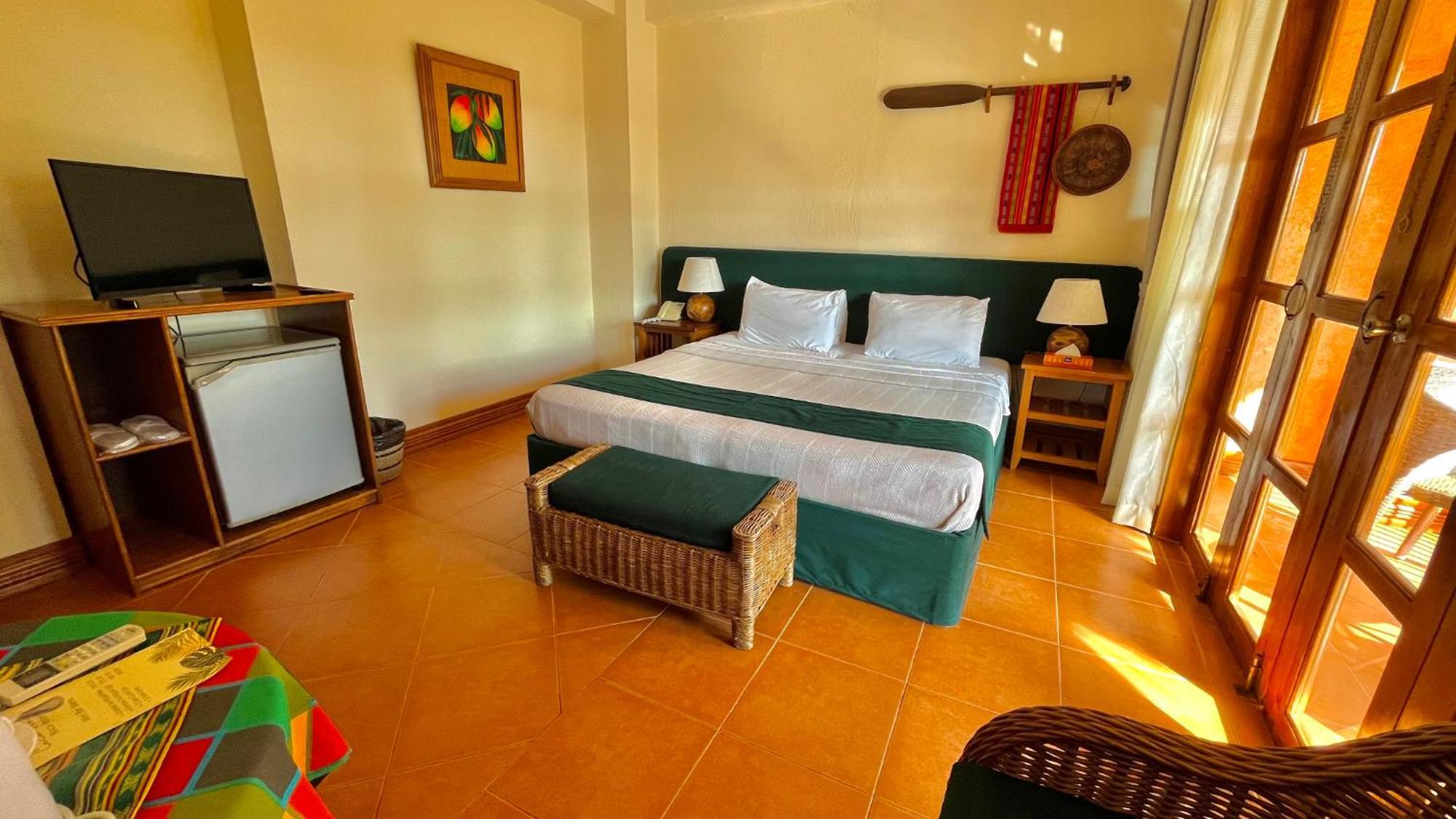 Coco Grove Beach Resort, Siquijor Island 部屋 写真 A room at the Nile River Camp