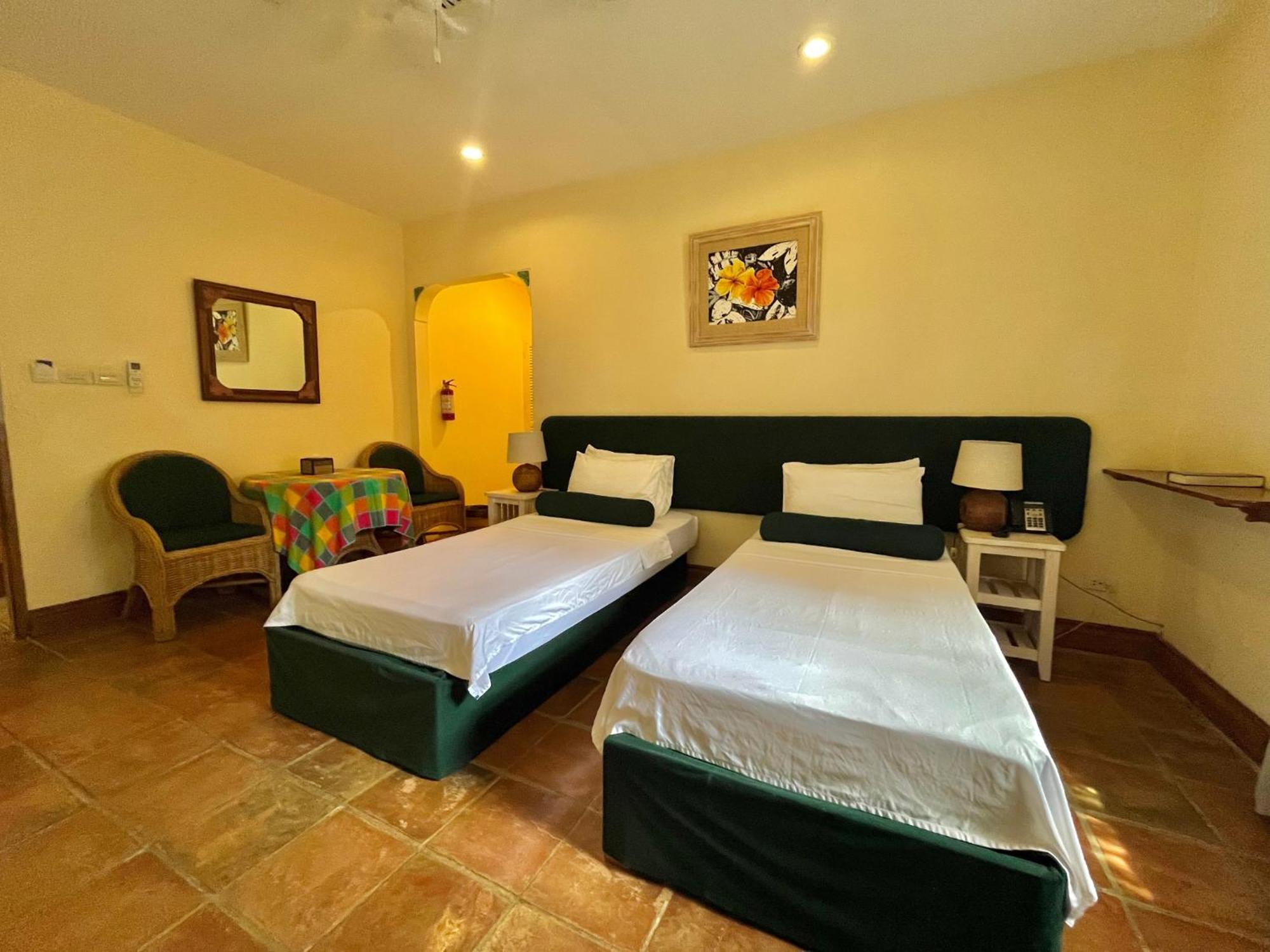 Coco Grove Beach Resort, Siquijor Island 部屋 写真 A room at the hotel