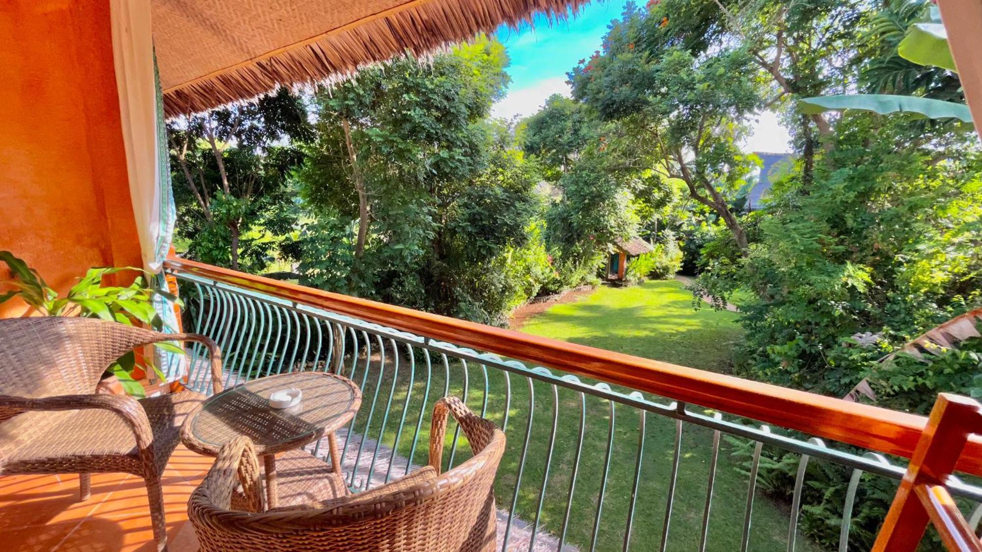 Coco Grove Beach Resort, Siquijor Island 部屋 写真 View from the balcony of a villa at the resort