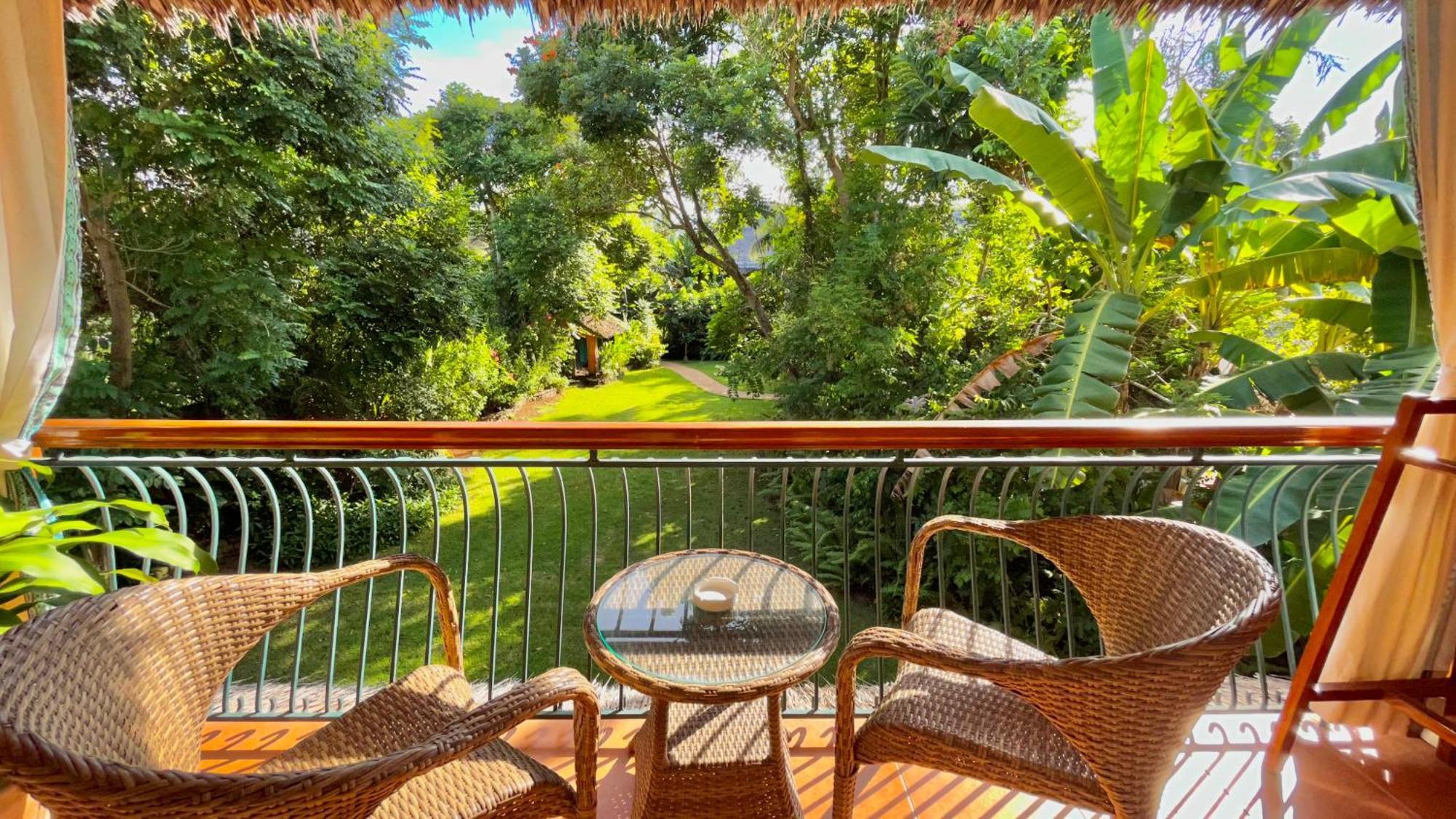 Coco Grove Beach Resort, Siquijor Island 部屋 写真 View from the balcony of a villa at the resort