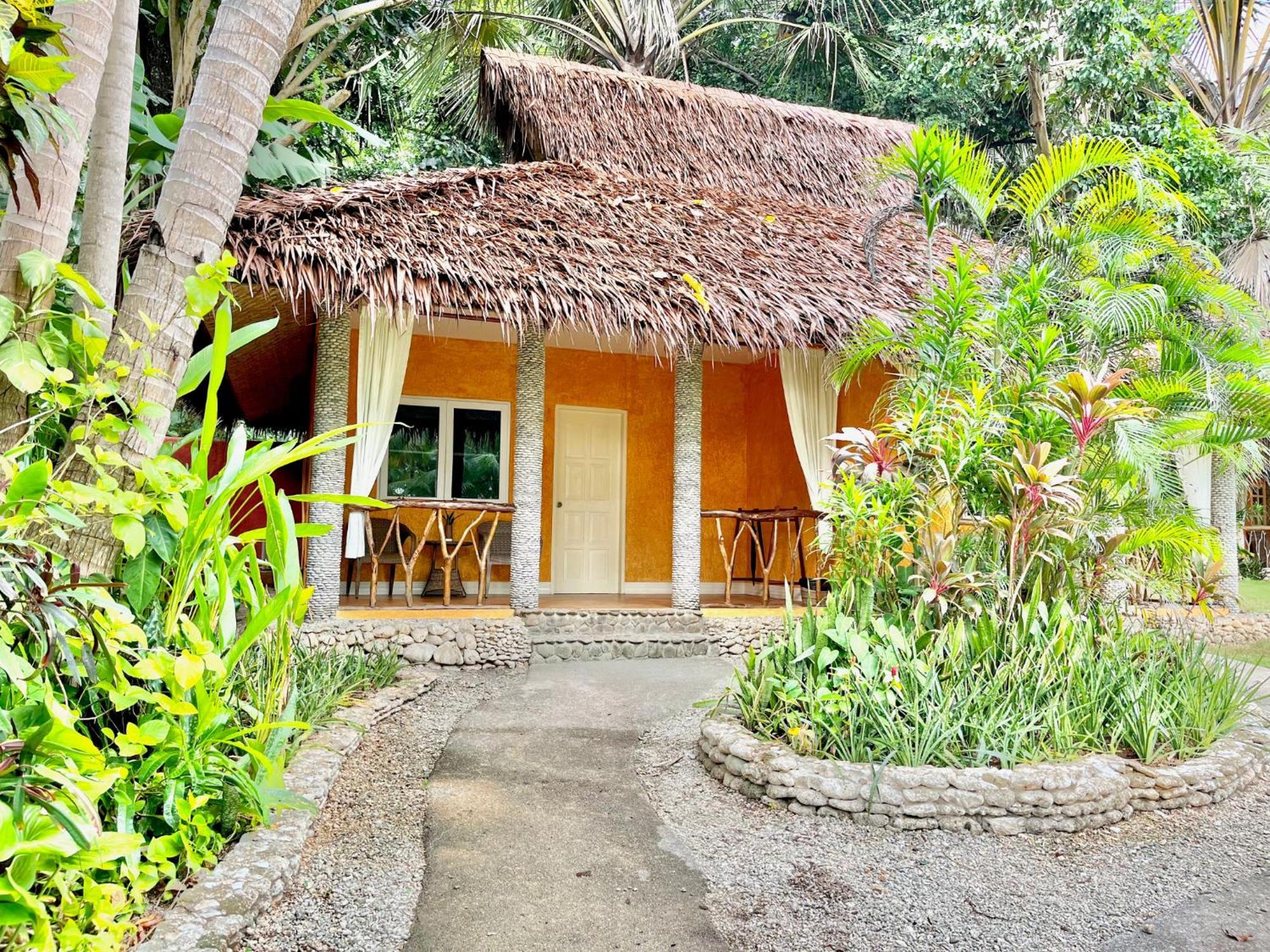 Coco Grove Beach Resort, Siquijor Island 部屋 写真 A bungalow at the resort