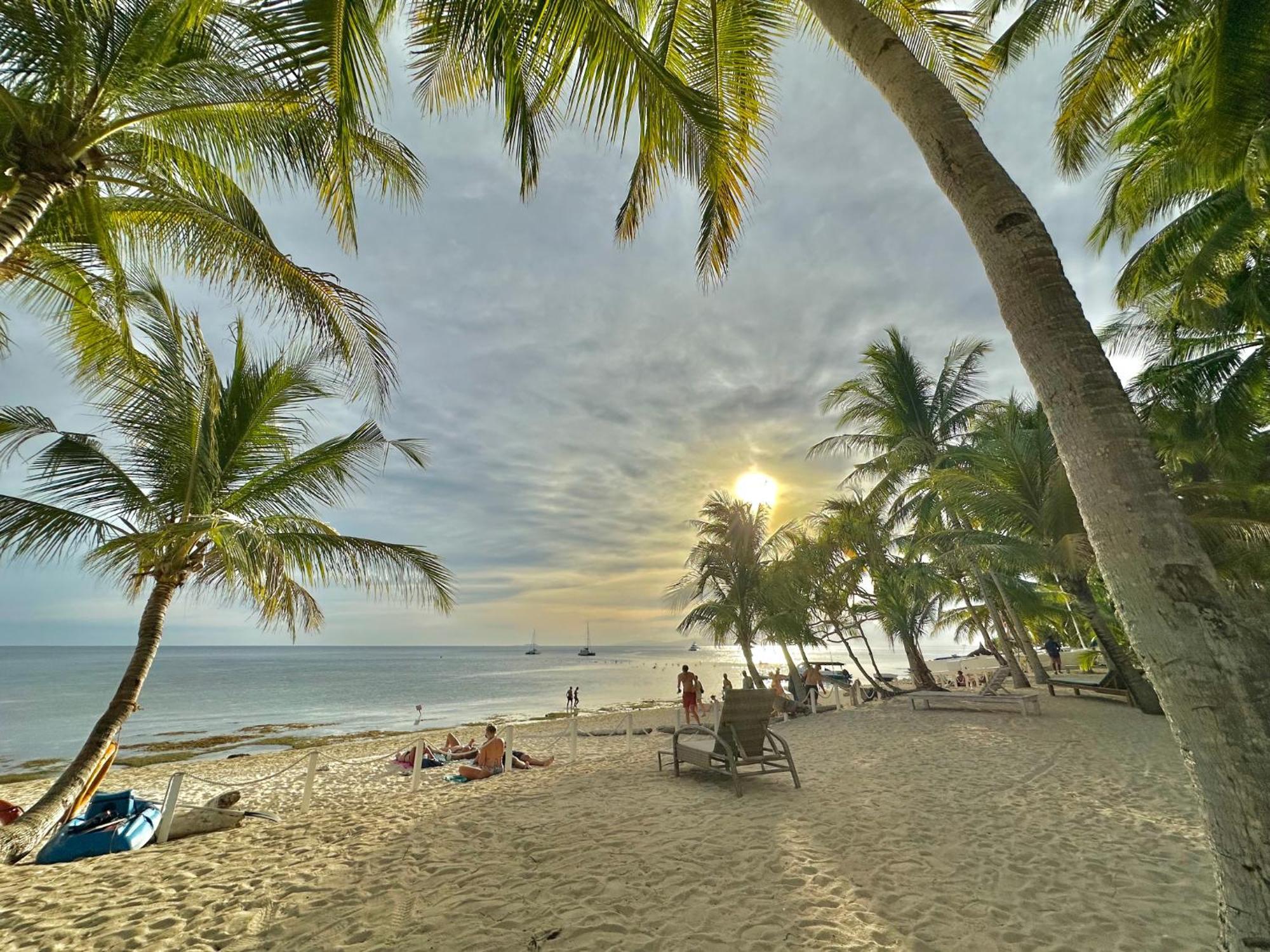 Coco Grove Beach Resort, Siquijor Island エクステリア 写真 Sunset at the beach